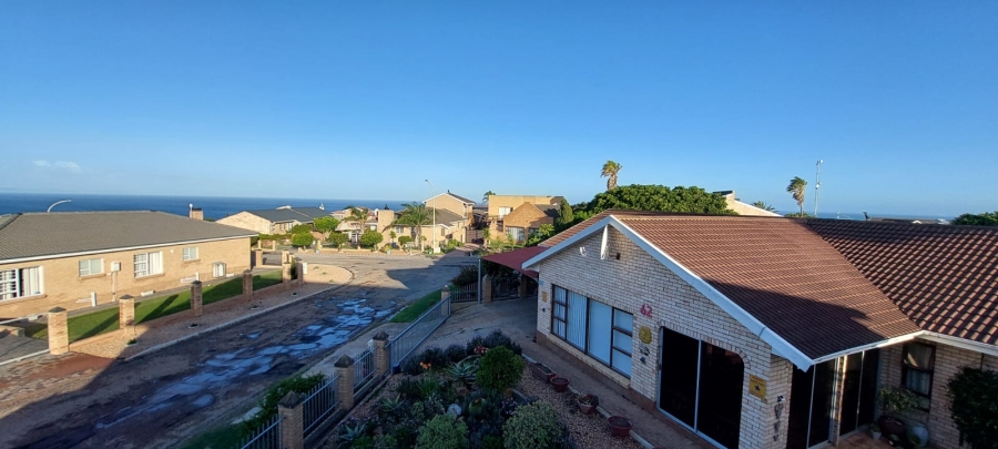 5 Bedroom Property for Sale in Wavecrest Eastern Cape